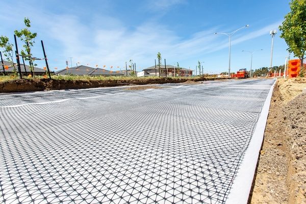Thermally bonded geocomposite material